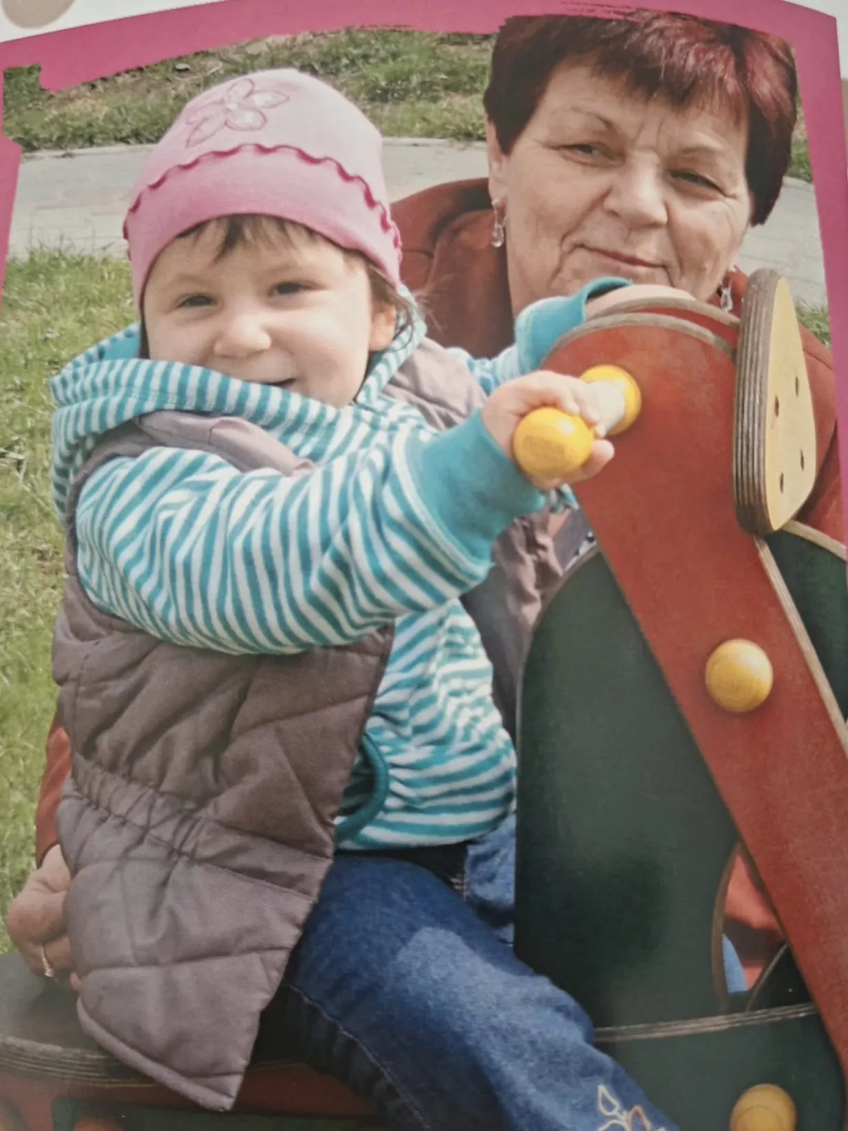 Oliwka z prababcią, na koniku